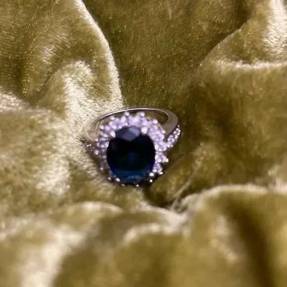 Franklin Mint Blue and Gold Fashion Doll with a free Princess Diana replica ring - Picture 6 of 6